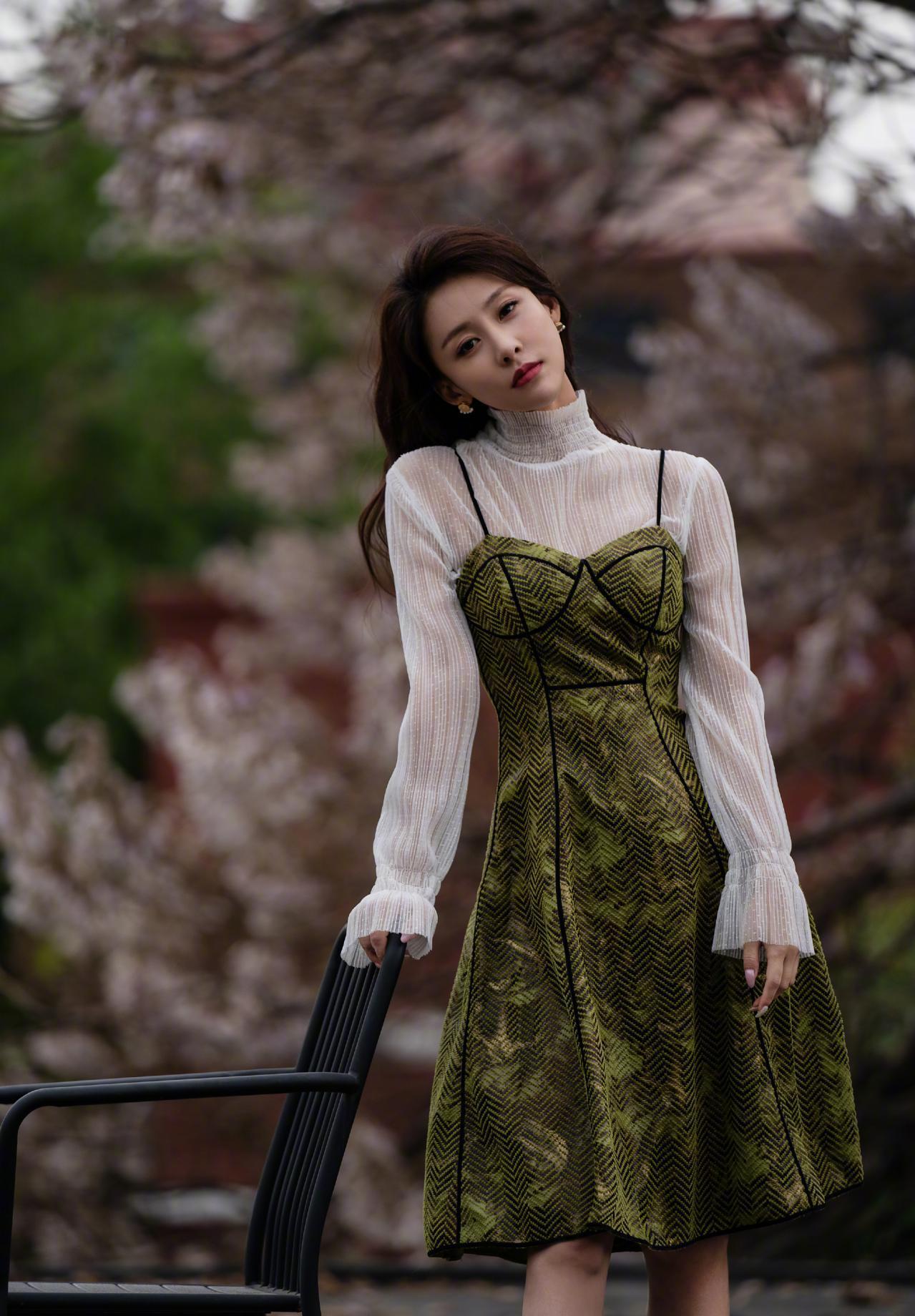 贾青美出了新境界!明艳红色连衣裙优雅动人,秀出凸凹有致好身材