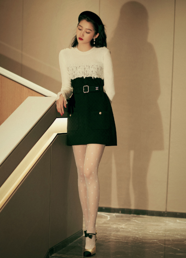 关晓彤恋爱后变化大将毒汁靴穿出褶皱感秀出直线腿太迷人