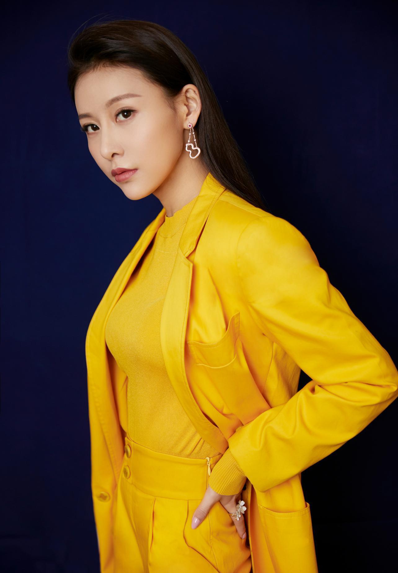 贾青美出了新境界!明艳红色连衣裙优雅动人,秀出凸凹有致好身材