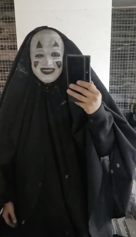 包贝尔晒与饺子万圣妆同款无脸男造型太醒脑被调侃大额头费粉