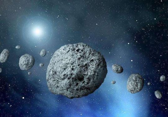 2颗神秘小行星上,出现大量巨石,它们隐藏着陀螺型小行星的秘密