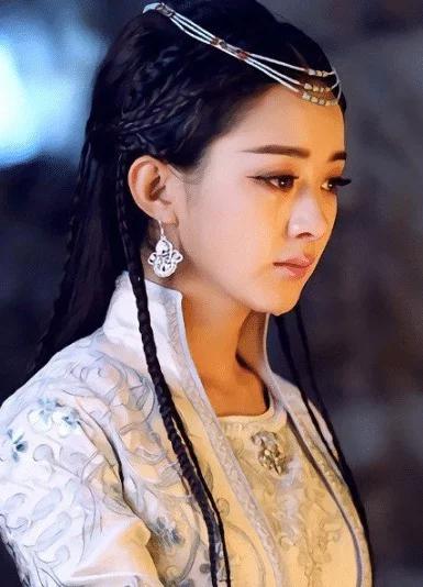 同样是白发造型:躲过了宋茜,躲过了鞠婧祎,谁料栽到赵丽颖身上