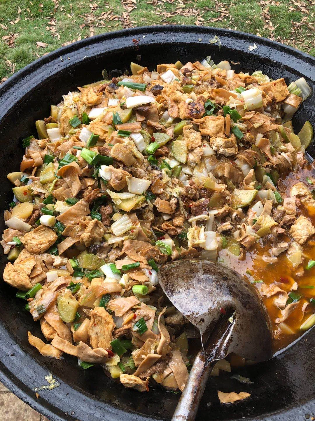 中午,农家小院里,游客品尝农家柴火大锅菜,地地道道的乡村味道主持人