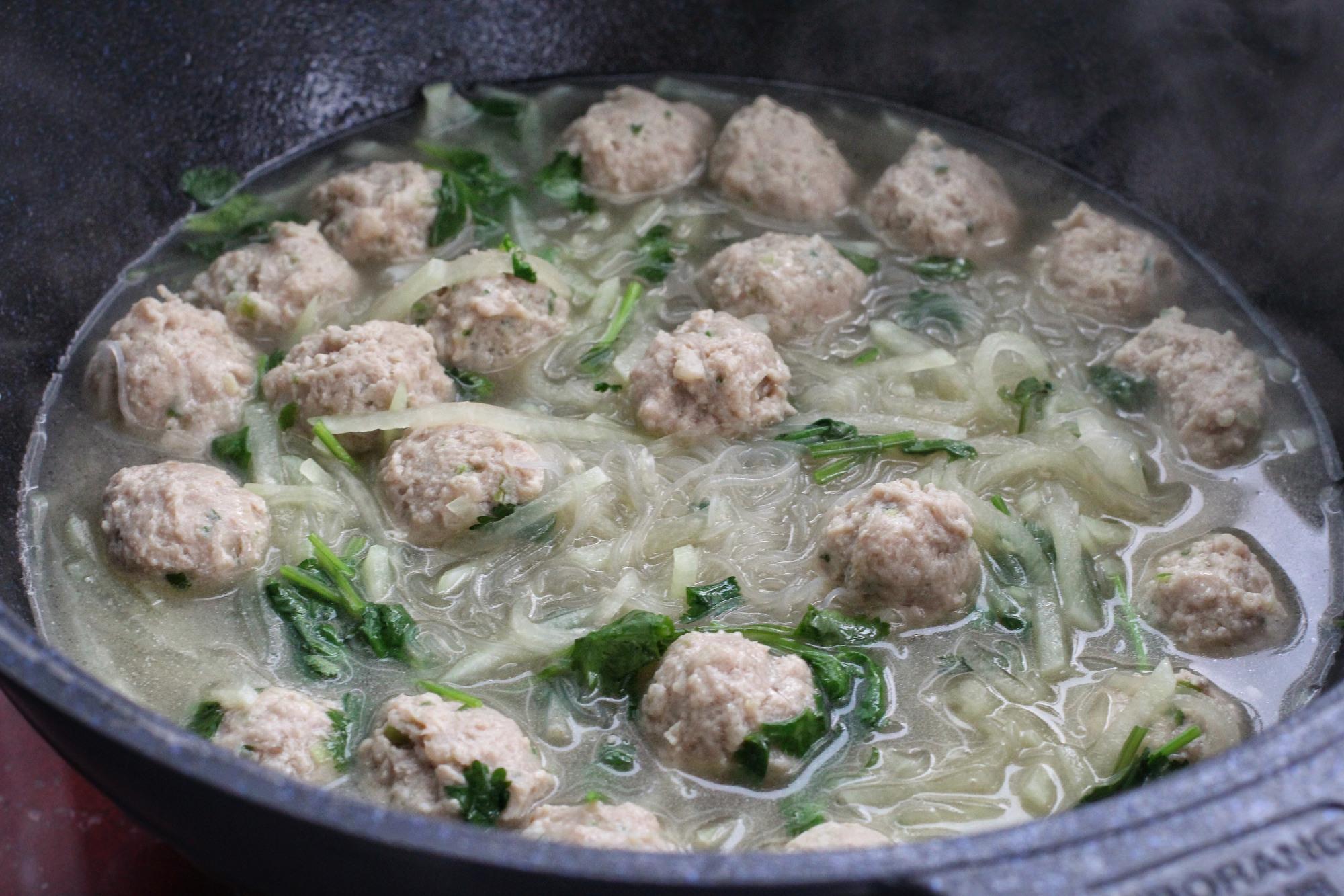 一道营养美味的萝卜粉丝肉丸汤就做好了,特别适合现在刚入冬的季节哟!