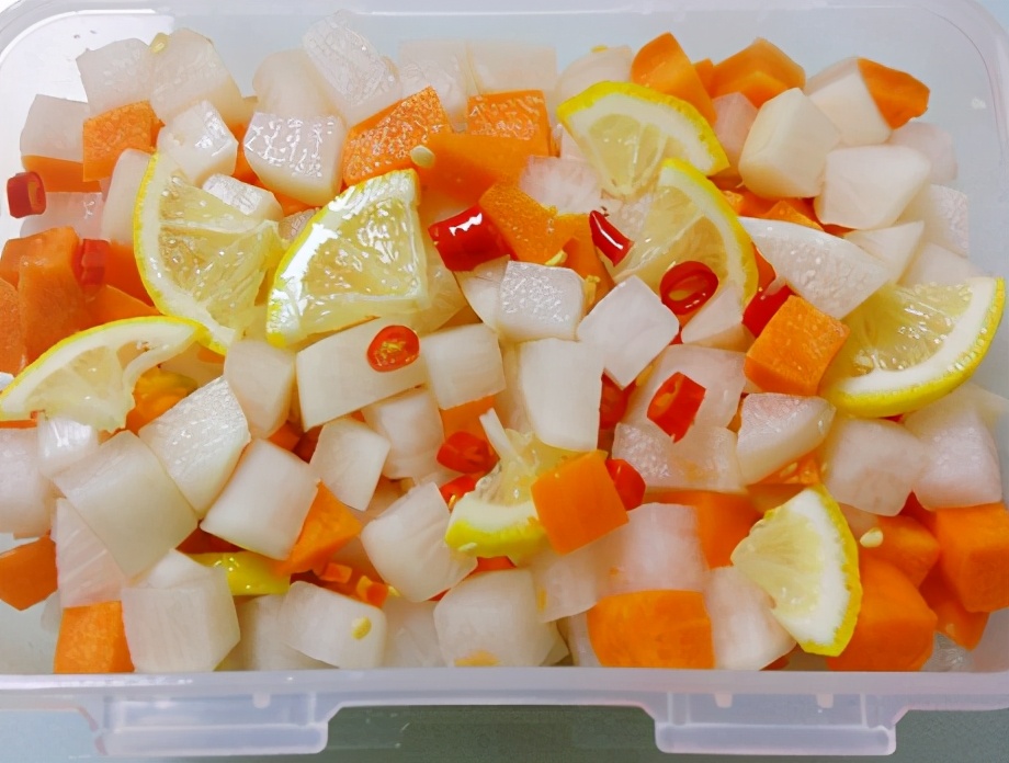 有泡椒也可以搭配点,柠檬5片,切成小块,记得要去掉籽,不然会苦,将萝卜