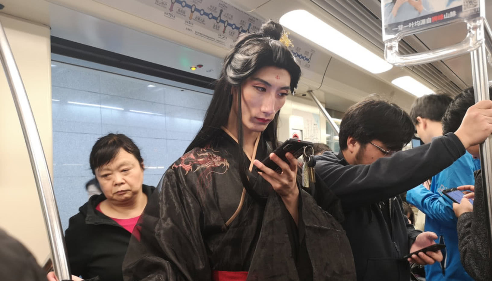 奇闻男子穿汉服坐地铁妆容化得比女生精致看着还真像穿越剧