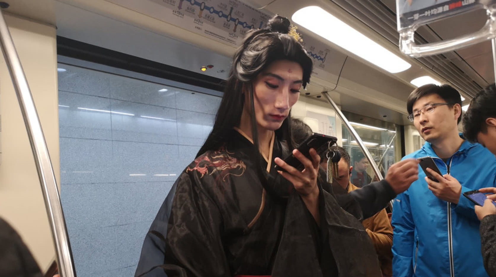 奇闻男子穿汉服坐地铁妆容化得比女生精致看着还真像穿越剧
