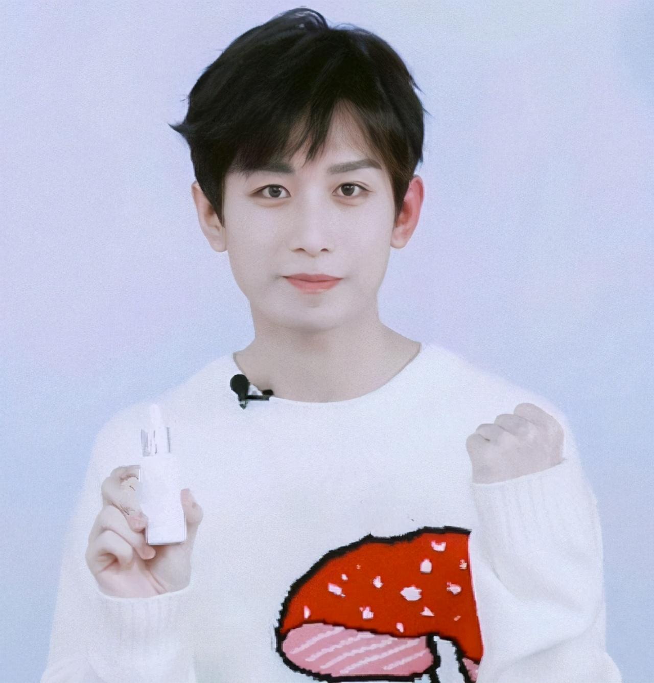 成毅直播首秀甜美范和憨范十足手却格外惹眼意外抢镜