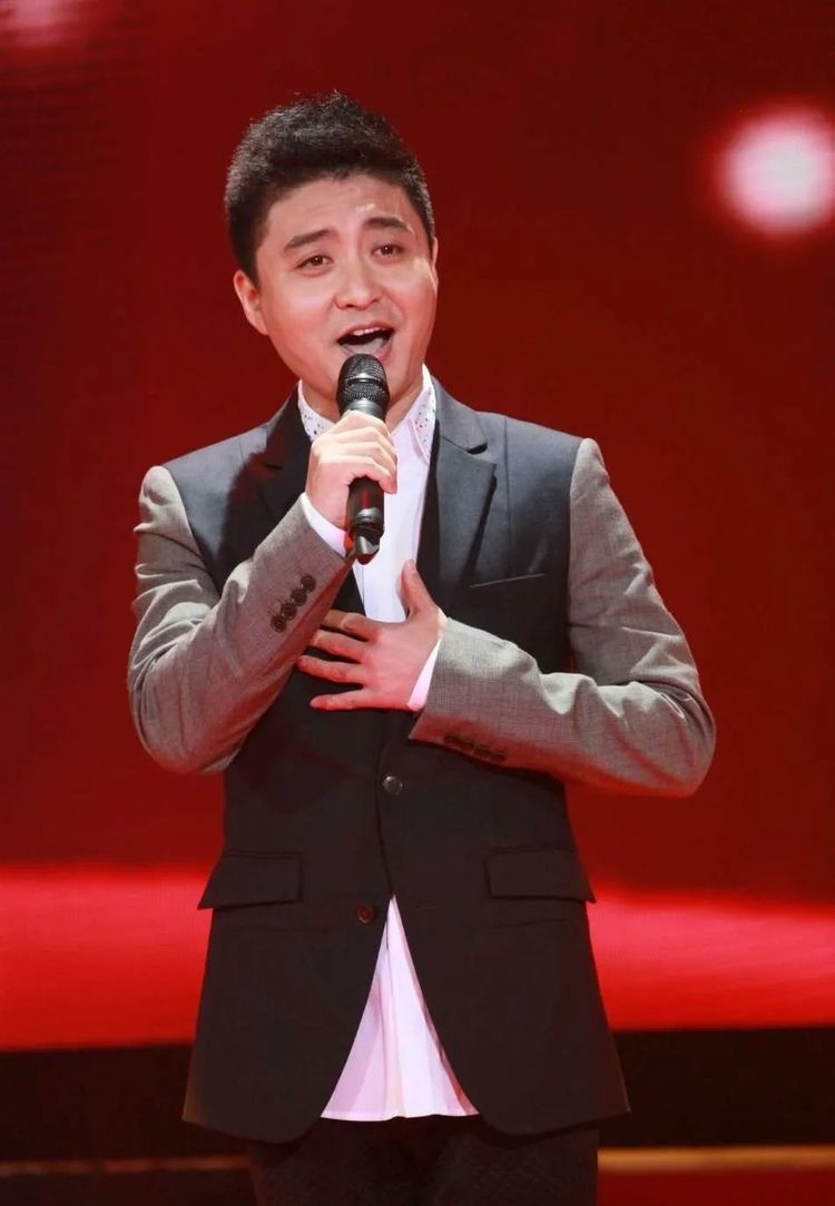 45岁周炜近照曝光,明明只比撒贝宁大一岁,却满头白发像60岁