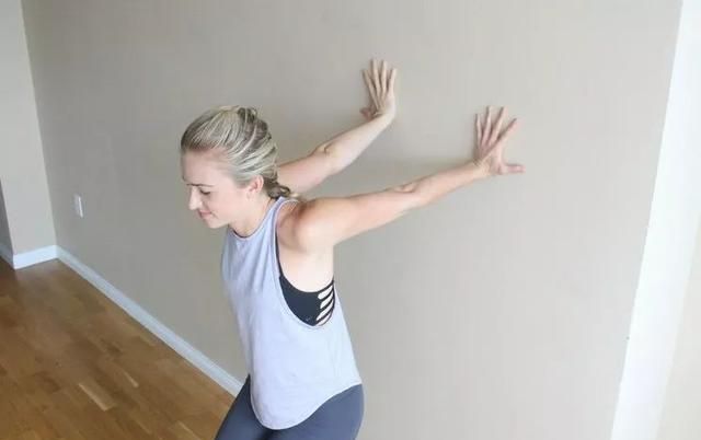 每天这样靠墙拉伸几分钟就对了!(收藏级)