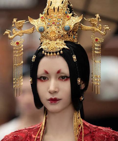 王子文戏中饰演的角色是一名公主,剧照中她身穿一身华贵金线刺绣红袍