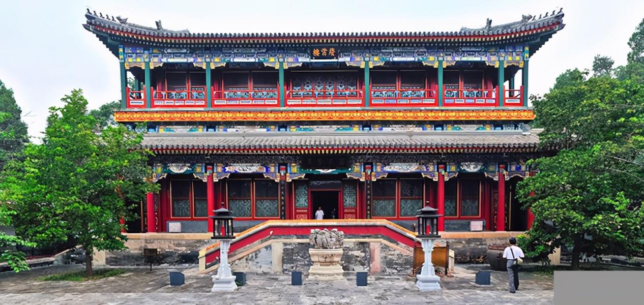 最开始这里只是郊区的一片湖泊,金朝时皇帝仿照今天河南开封的艮岳园