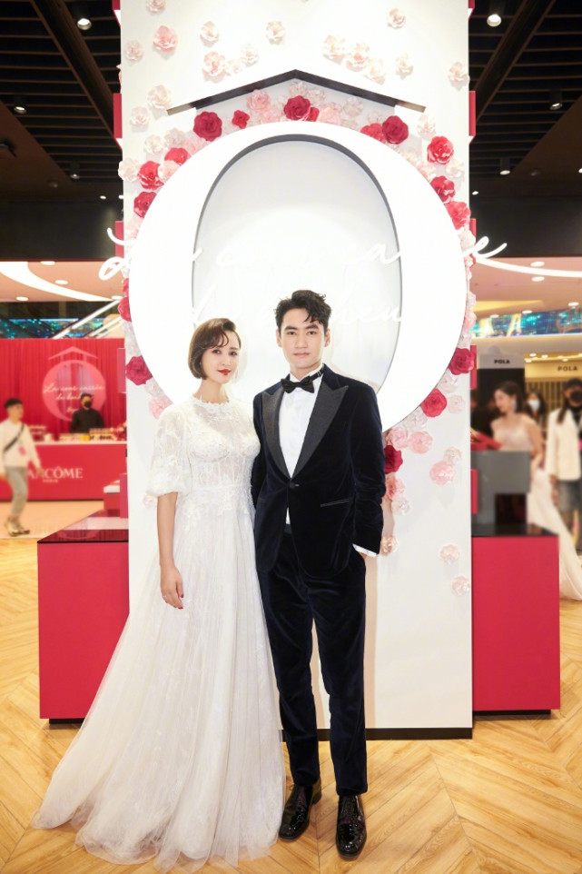 袁弘张歆艺合体捞金黑西服白纱裙好似重拍婚纱照甜蜜满屏