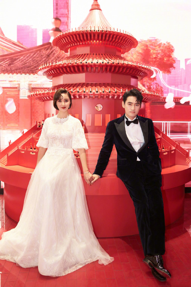 袁弘张歆艺合体捞金黑西服白纱裙好似重拍婚纱照甜蜜满屏