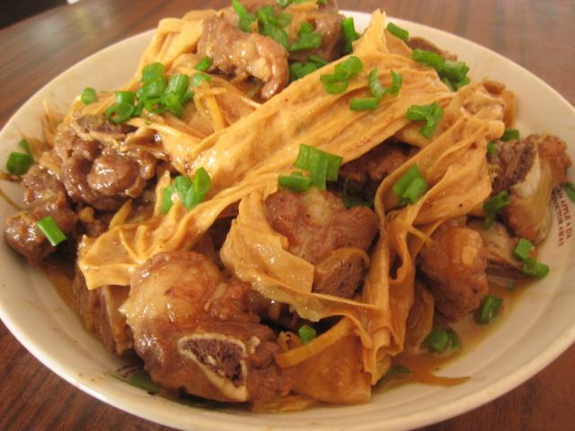 腐竹烧排骨,肉香味浓,腐竹充分吸收汤汁的味道,超下饭