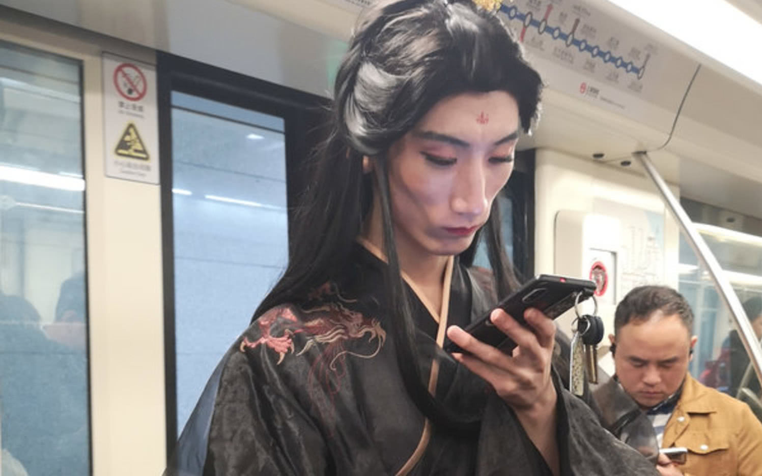 奇闻男子穿汉服坐地铁妆容化得比女生精致看着还真像穿越剧