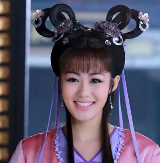 至于扮演仇天鹅演员她叫做张芷溪,从小美到大,在读书上也很努力,之后