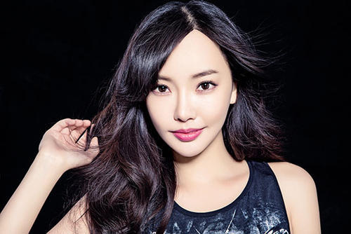 她是王晶的御用女主,大二是就被选为"晶女郎",从此顺风顺水