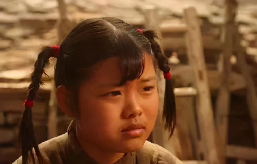 饰演"莫小贝"的时候早已经有了名气,比如在"小兵张嘎"中饰演的"英子"