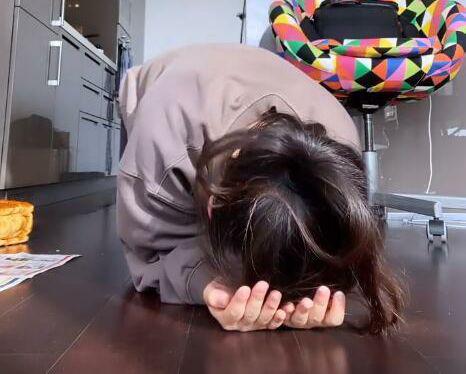 钟丽缇大女儿半夜跪地大哭,疑与男友分手太悲痛,满脸雀斑被嫌丑