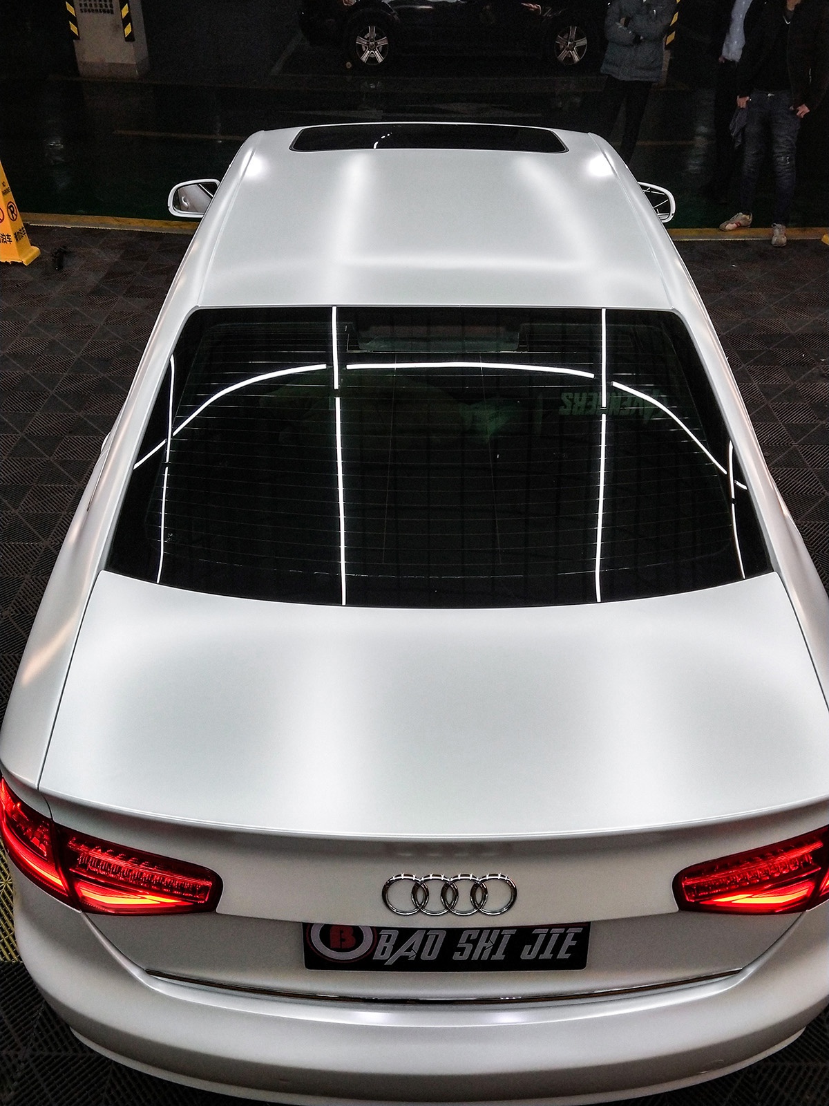 爱车贴膜,小编今天给大家推出的是全网最新的奥迪a4车身改色膜电光白