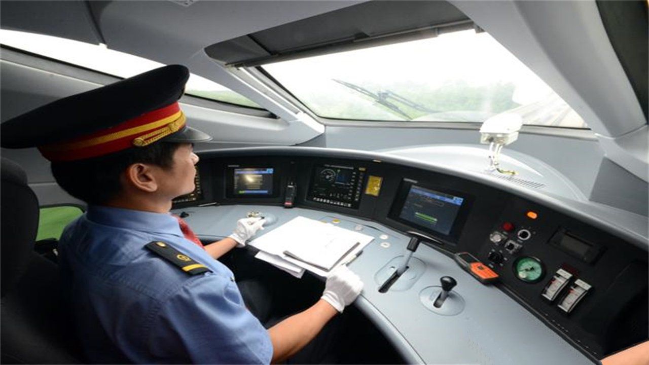 几乎在三分钟左右的时间,很多小伙伴们或许会非常疑惑,驾驶高铁的司机