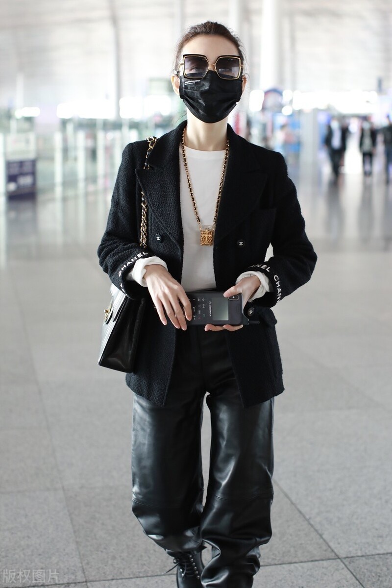 王鸥现身机场,黑白穿搭简约有品位,面戴墨镜气质满分