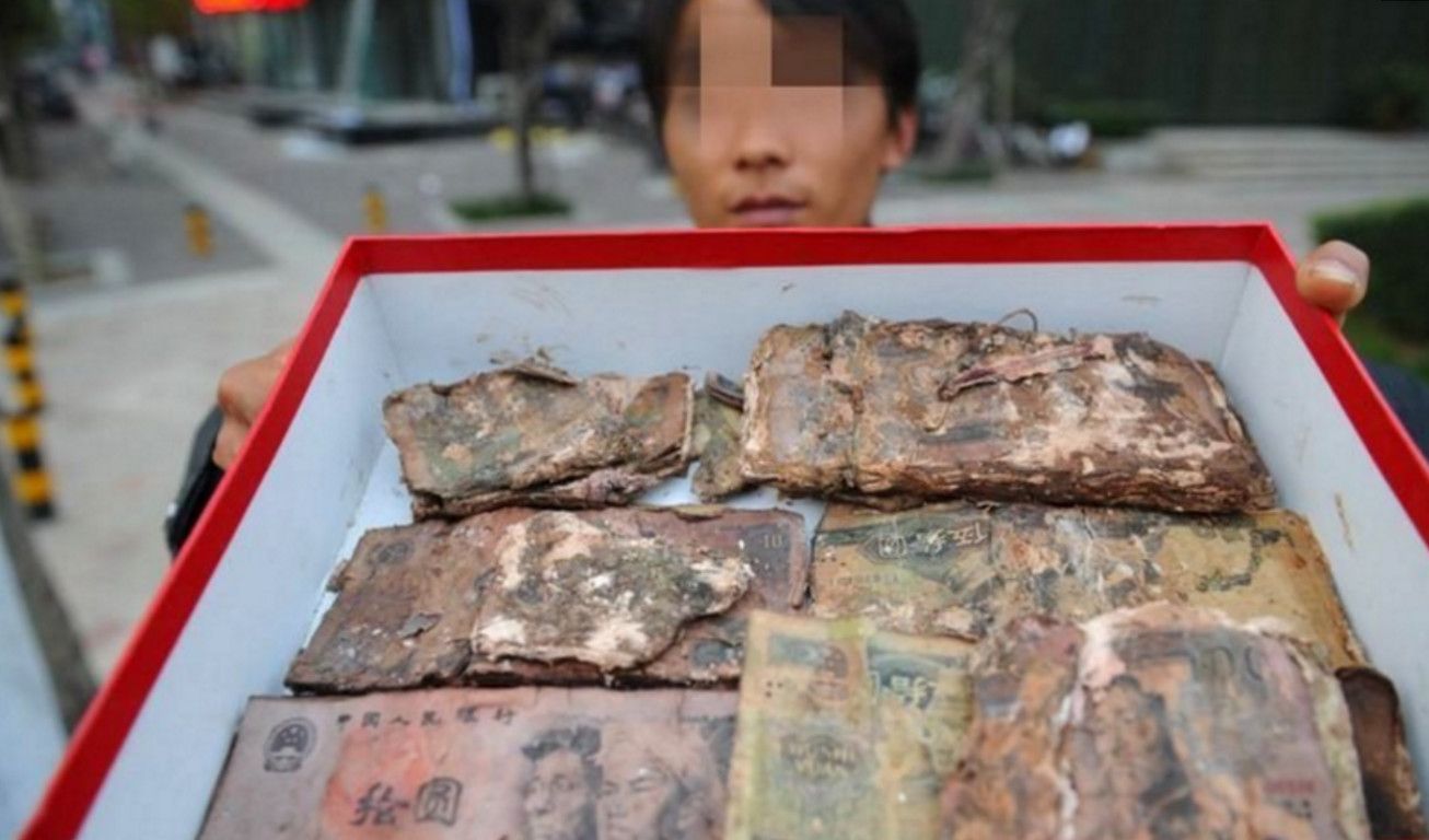 老汉把钱埋在地下十三年后挖出眼前画面让老汉瘫坐在地