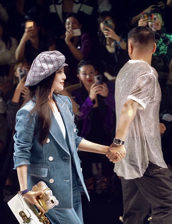 而此次出席好友张帅的时装秀,二人也是非常亲密,张帅更是牵手范冰冰