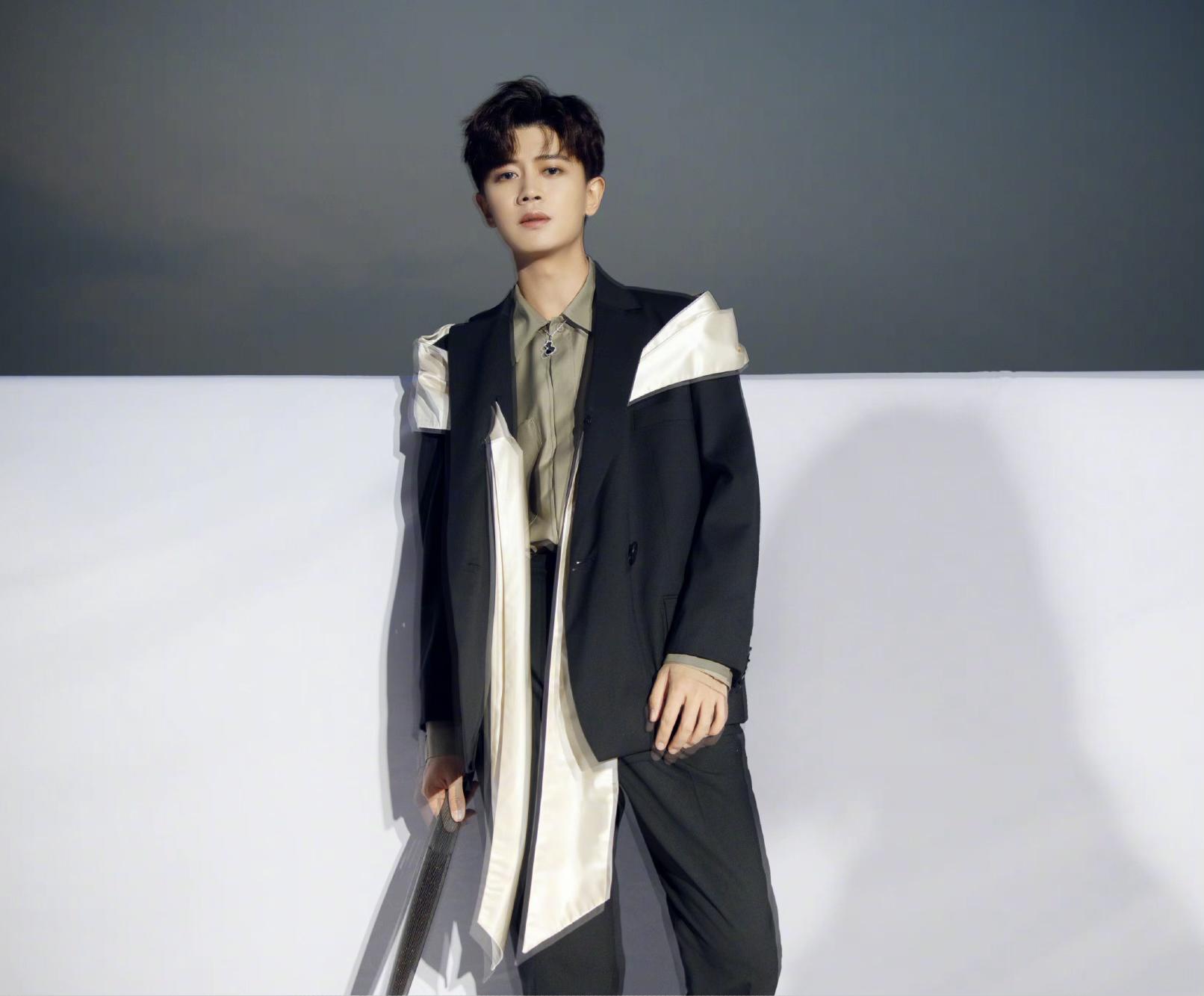 任嘉伦男装时尚出圈西装带飘带还镶腰带不愧是古装男神