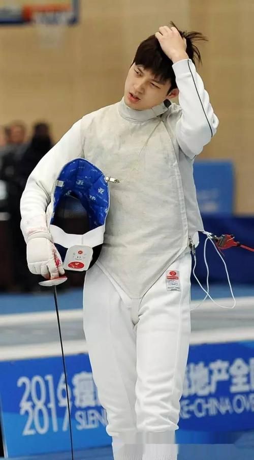 他从体坛转行娱乐圈,因综艺大火,曾教王一博击剑,上春晚演奏