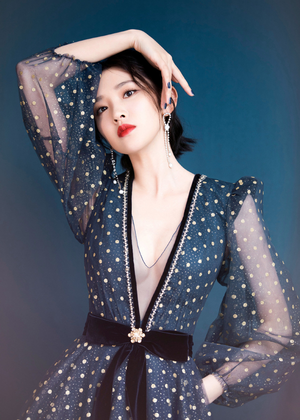 唐艺昕产后真敢穿,一袭波点裙秀傲人事业线,33岁少女感依旧
