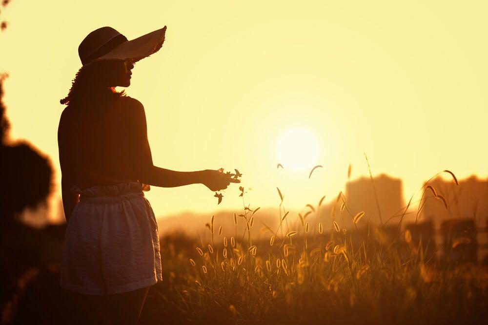 适合中年女士拍照的7个姿势,简单易学,让你更有优雅气质美