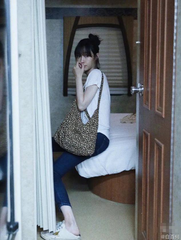 白百何晒照眼神清澈不疲惫胳膊比脚脖都细背百元豹纹包接地气