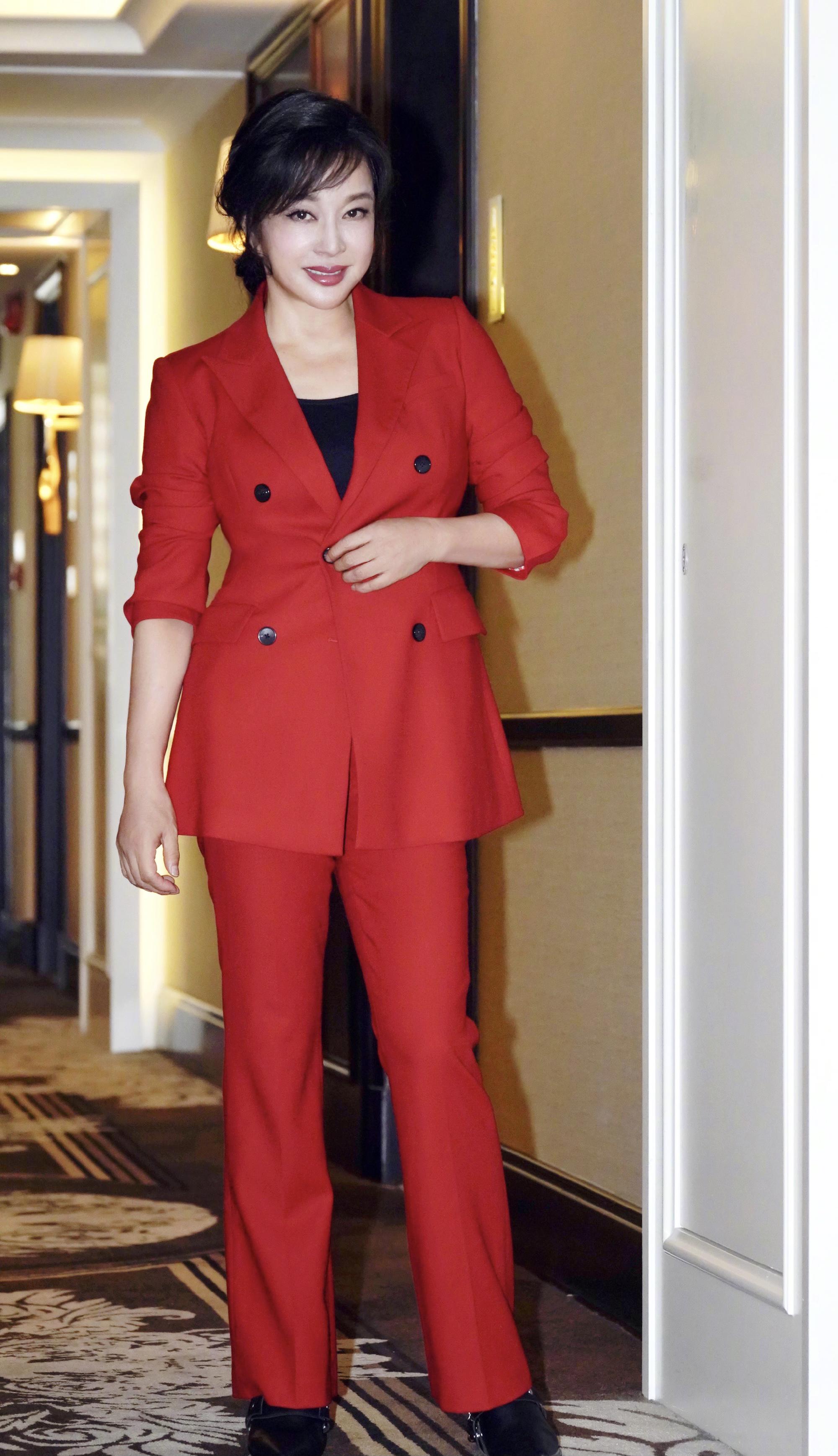 一身潜水衣凸显身材,刘晓庆奔七仍身材完美,新动态引网友关注