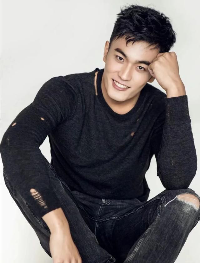 中戏毕业的硬汉演员,阳光俊朗,英气逼人,一身腱子肉羡煞旁人