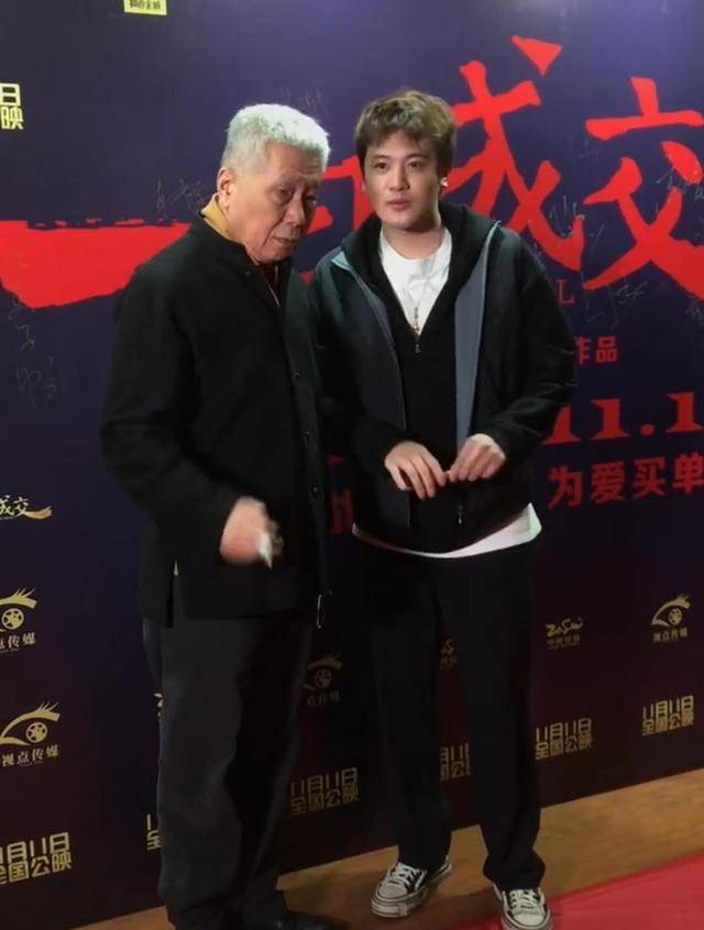 65岁马未都罕晒娃,星味儿足好似贾乃亮!长相比上亿身家父亲更帅