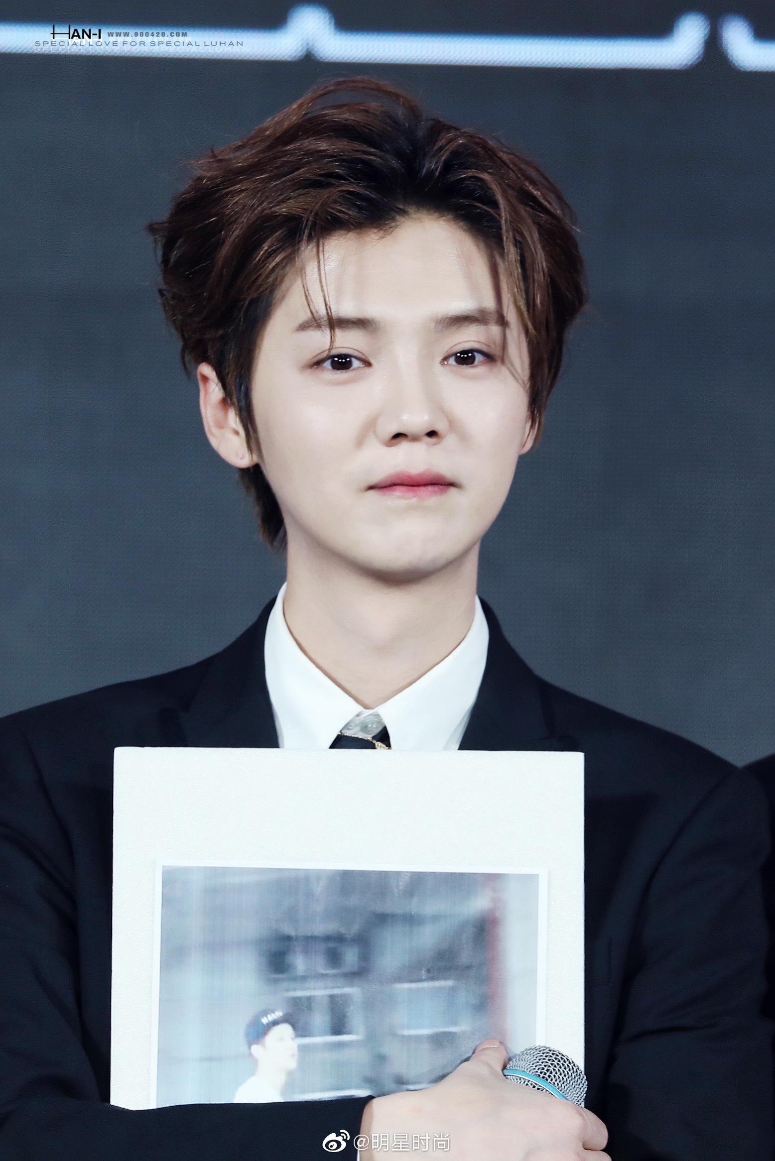 鹿晗今日的造型,一身黑色西装 背头造型,鹿哥的生图太绝了