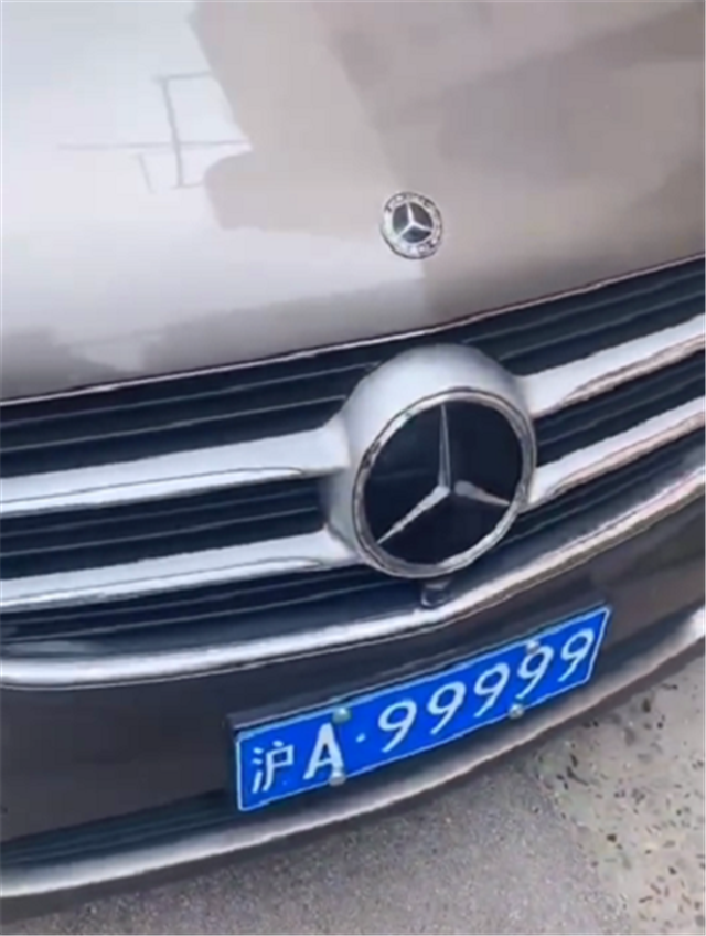 原来,这款奔驰因为这一块沪a·99999车牌,直接成为了网红车,而且这块