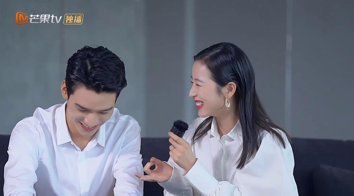 补花絮发现他俩好有意思,周雨彤学龚俊讲话