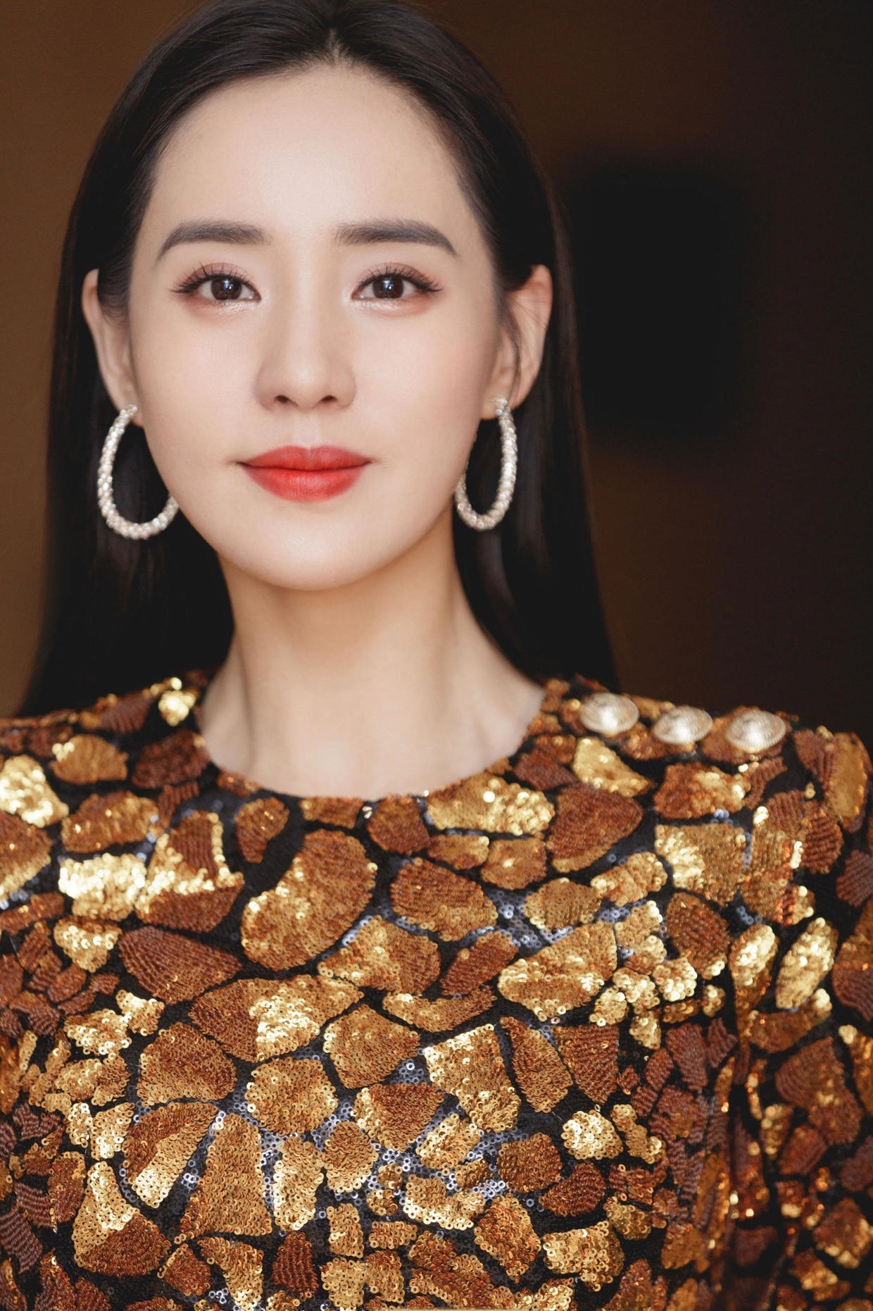 被王智气质"惊艳"!穿亮片连衣裙高贵优雅,意外穿出了高级感