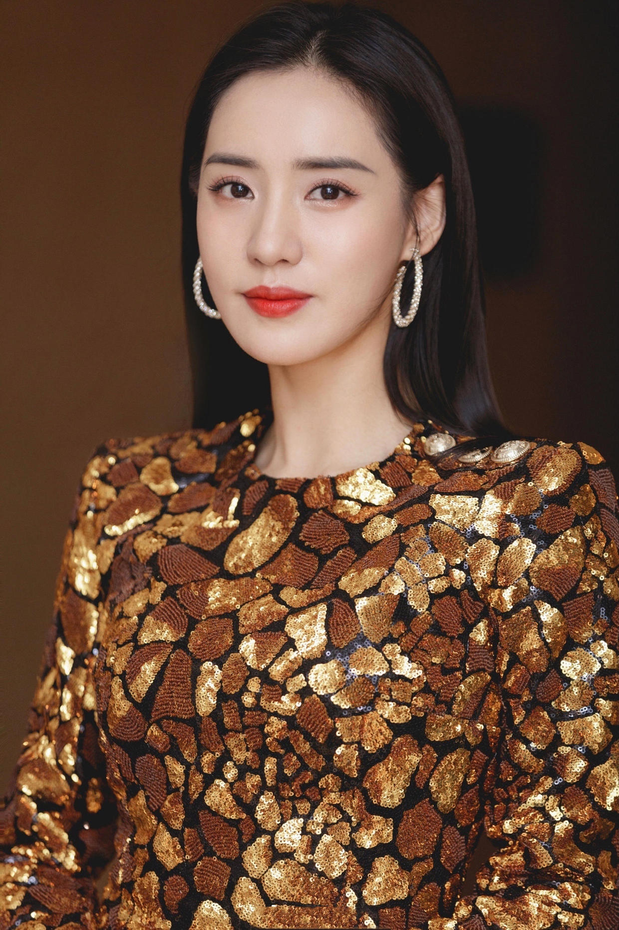 被王智气质"惊艳"!穿亮片连衣裙高贵优雅,意外穿出了高级感