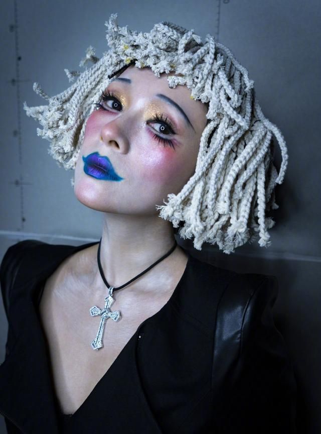 章子怡造型太大胆了,蓝色嘴唇拖把头发型,网友直呼:认不出