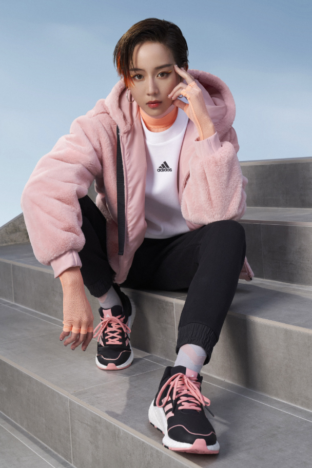 张钧甯穿修身裤现身机场,看生图下的真实腿型,是被上帝吻过吧?