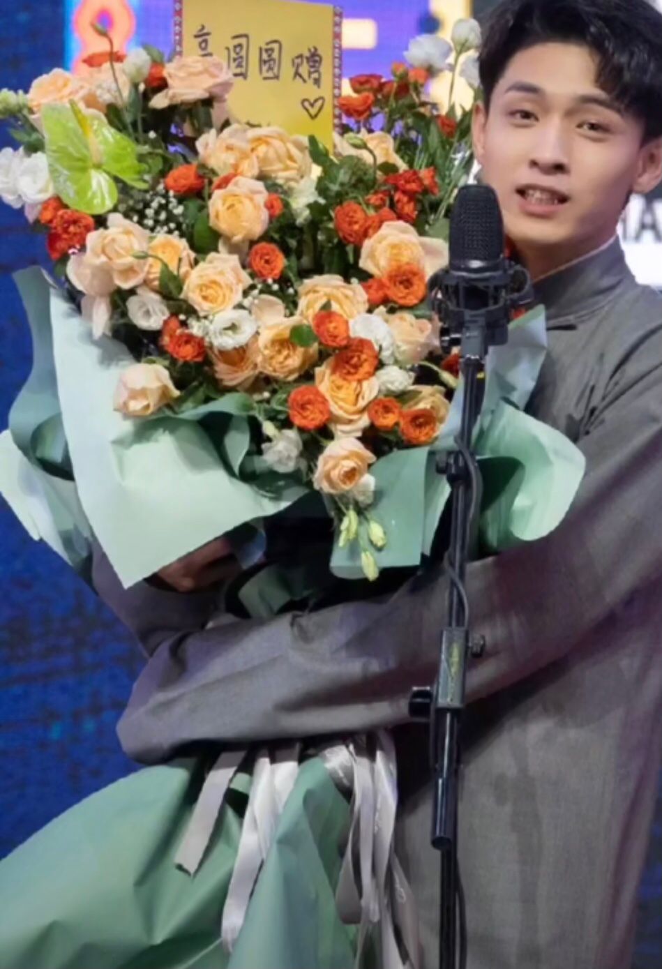 德云相声大会秦霄贤收高圆圆鲜花何九华与新老搭档同框引关注