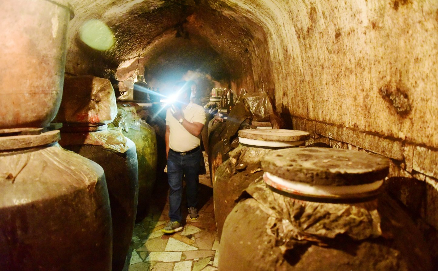 村民在防空洞藏酒二十年,酒瓶上沾满发酵菌,打开瓶盖酒香飘荡