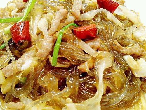 湖北经典家常下饭菜,泡菜苕粉肉丝,泡菜开胃粉丝入味,酸辣下饭