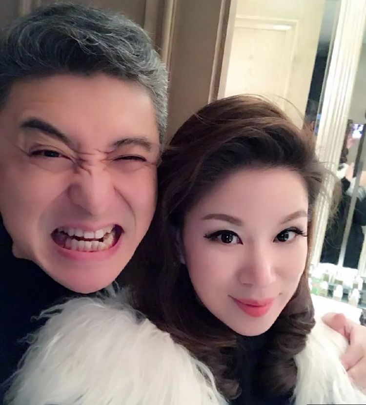 45岁周炜近照曝光,明明只比撒贝宁大一岁,却满头白发像60岁
