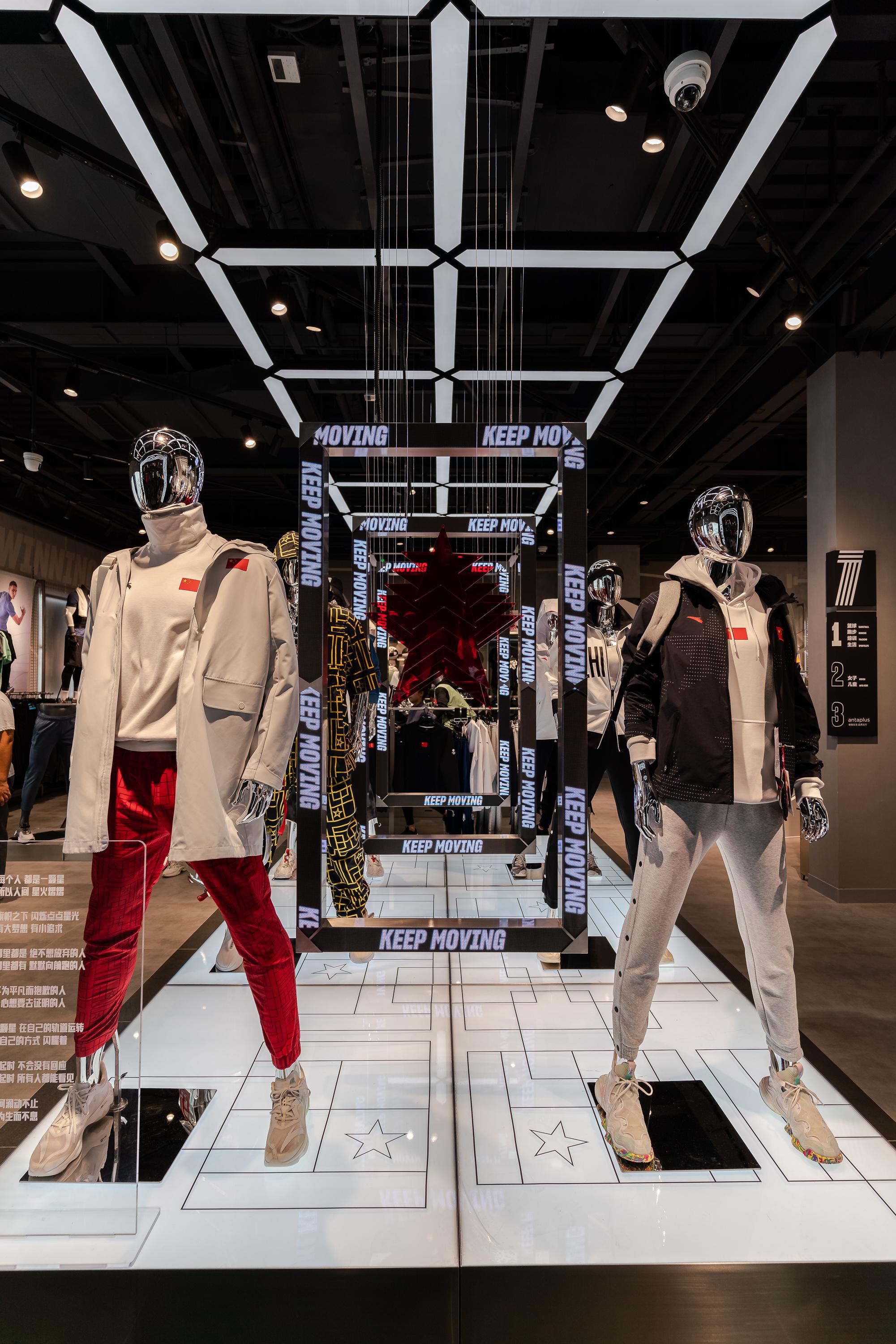 6969天花板上以"数字"图案呈现的灯具,是安踏视觉设计的全新元素.