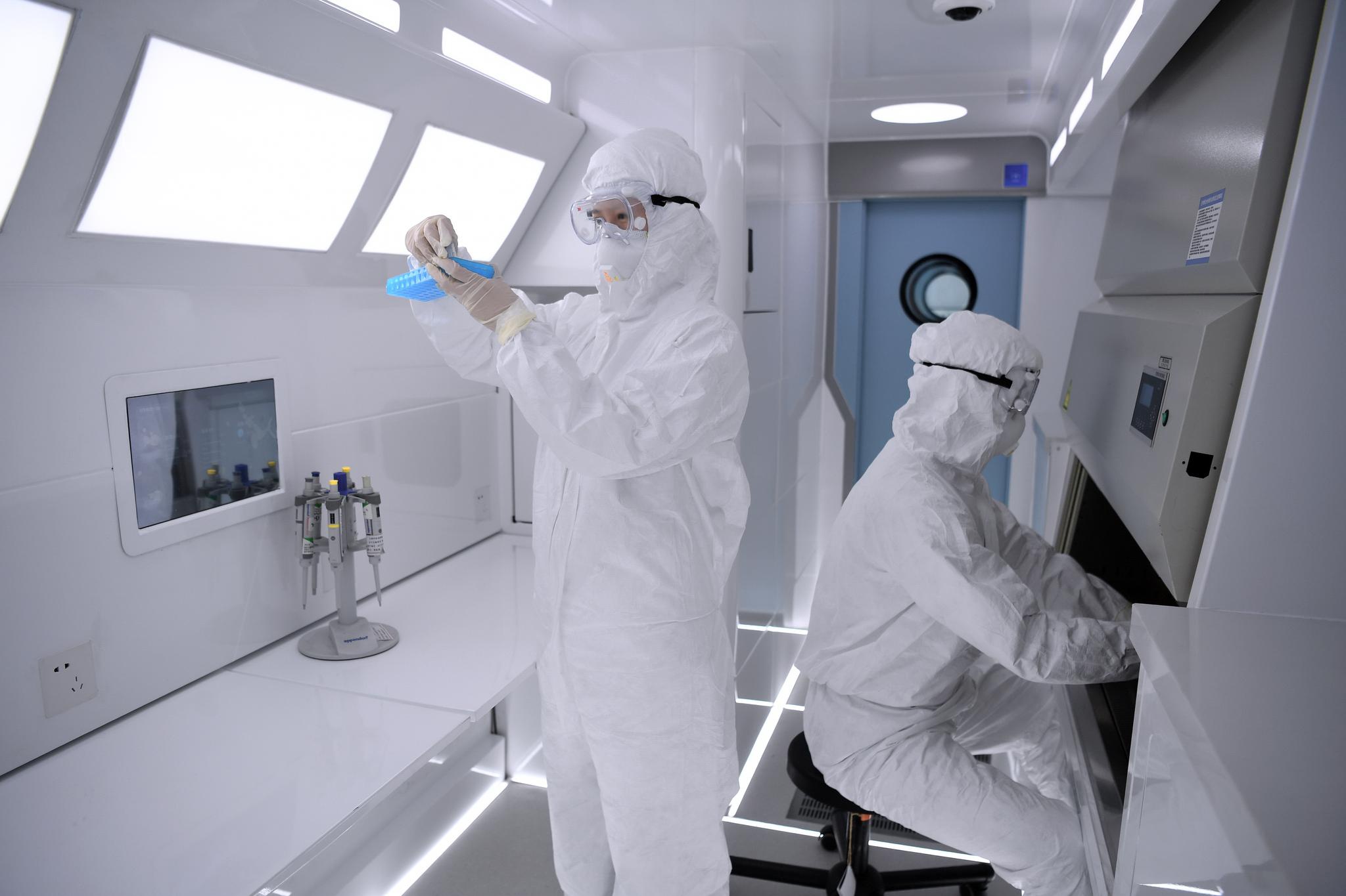 上海市临床检验中心检验人员在移动式bsl-p2 实验室内部操作检测